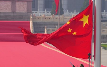 الصين تلتزم الحذر في دافوس سعياً وراء استثمارات غربية