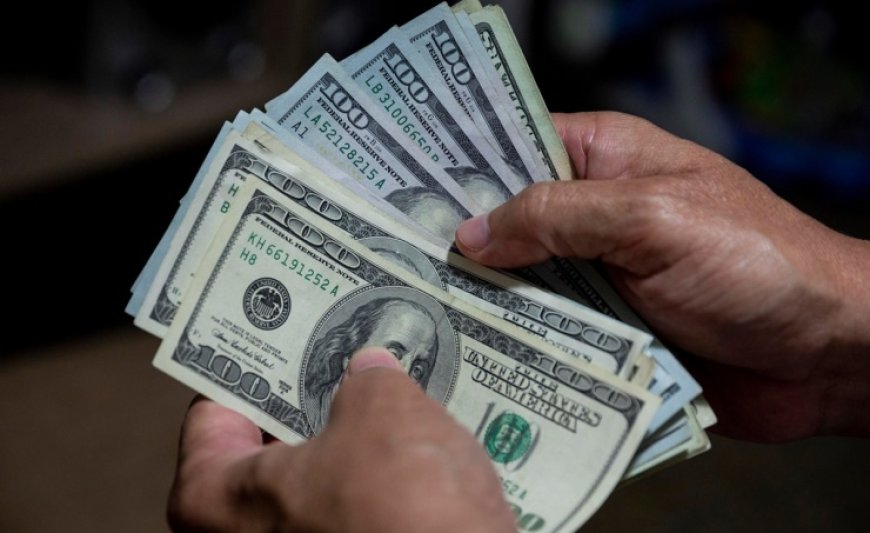 الدولار يرتفع مع تركيز الأسواق على البيانات الأميركية