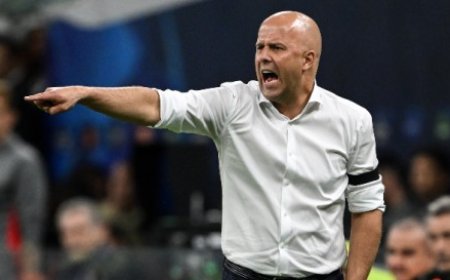 كاراجر يتوقع رحيل سلوت عن ليفربول