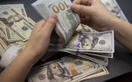 الدولار الأميركي يتراجع قبيل بيانات حاسمة والين يواصل مكاسبه