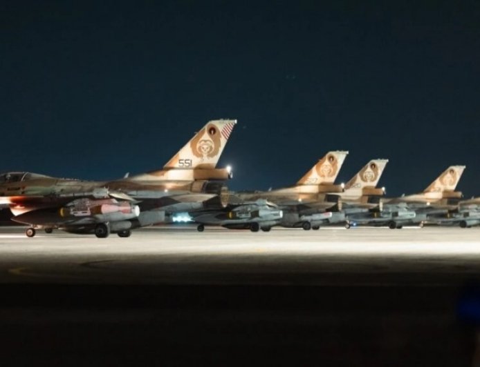 إسرائيل في أقصى درجات التأهب: الجيش يجهز أهدافا في لبنان واستعداد لهجوم محتمل على إيران