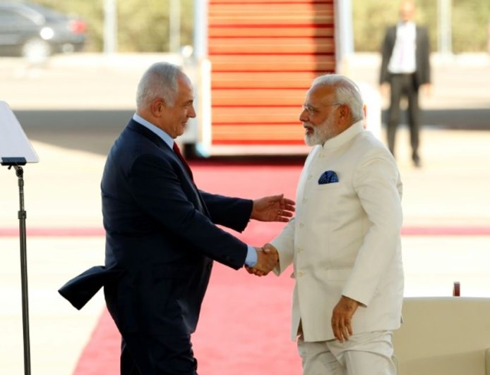 نتنياهو يستقبله بحفاوة: رئيس الوزراء الهندي يصل إلى إسرائيل