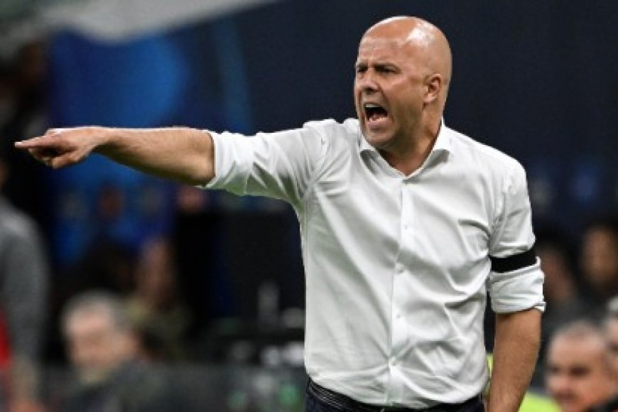 كاراجر يتوقع رحيل سلوت عن ليفربول