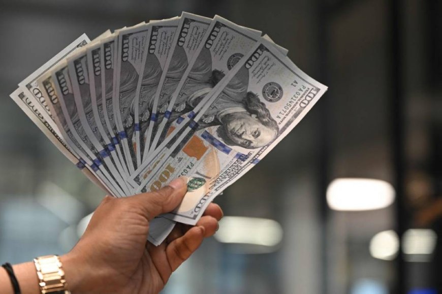 الدولار يحافظ على مكاسبه مدعوماً ببيانات اقتصادية إيجابية في أميركا