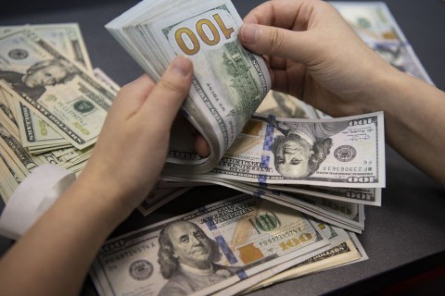 الدولار الأميركي يتراجع قبيل بيانات حاسمة والين يواصل مكاسبه