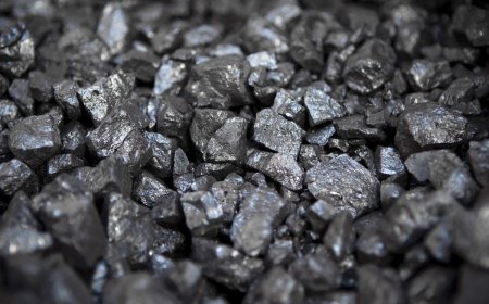 خام الحديد يتراجع وتكاليف الشحن تخنق صادرات الصلب