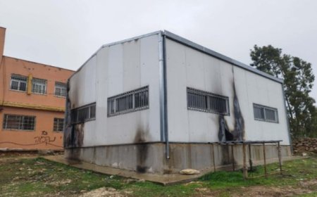 مستوطنون يقتحمون مدرسة في نابلس ويخطون شعارات عنصرية