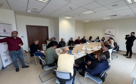 لجنة الانتخابات تبحث تعزيز التوعية والتغطية الإعلامية في لقاءات مع كُتّاب ومحللين وإعلاميين