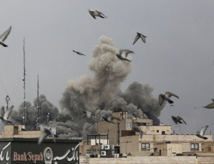 أمريكا تُحذّر مواطنيها: غادروا إيران فورا