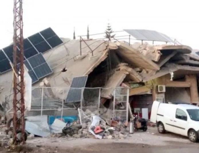 لبنان تحت النار.. 10شهداء بغارات إسرائيلية استهدفت 3 عائلات وسيارة جنوب وشرق البلاد و”حزب الله” يقصف مواقع للاحتلال