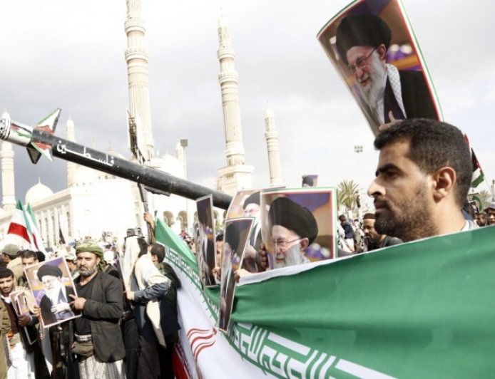 "بلومبرغ": إسرائيل تخطط لإقامة قاعدة متقدمة مقابل الحوثيين في موقع استراتيجي