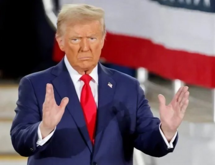 ترامب: قريبا جدا البحرية الأمريكية سترافق ناقلات النفط عبر مضيق هرمز