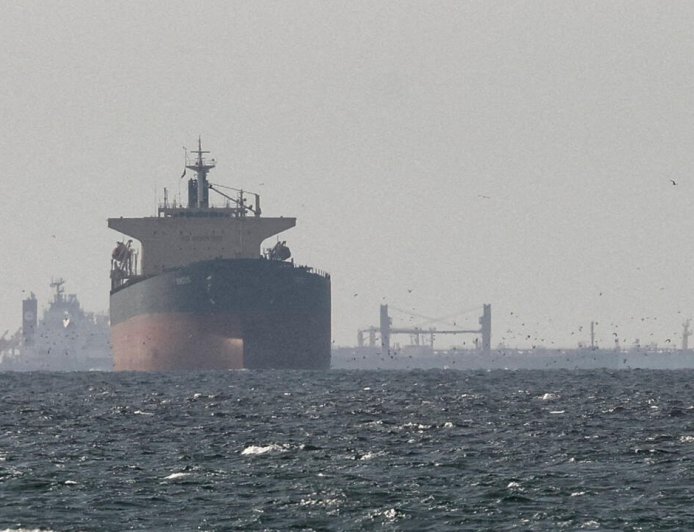 إيران تُهدد بزرع ألغام ووقف الملاحة في الخليج بحال استهداف جزرها أو سواحلها