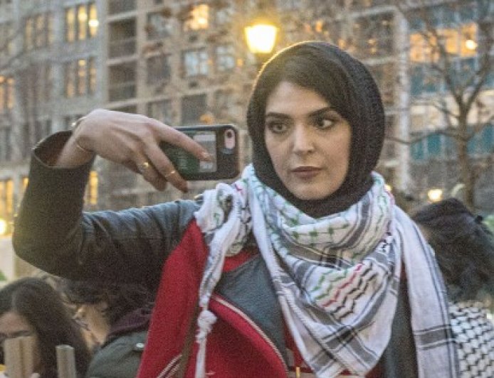 تعرض ناشطة أمريكية مؤيدة للفلسطينيين لمحاولة اغتيال والشرطة تُحبط العملية.. هذا ما جرى مع كسواني