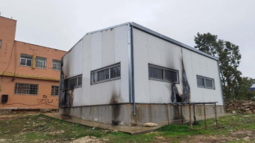 مستوطنون يقتحمون مدرسة في نابلس ويخطون شعارات عنصرية