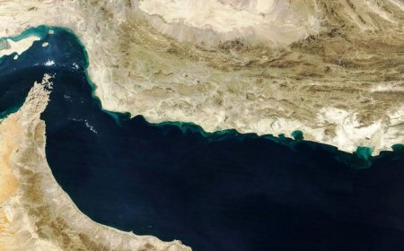 المخابرات الأميركية ترجح أن إيران لن تخفف قبضتها على هرمز قريبا