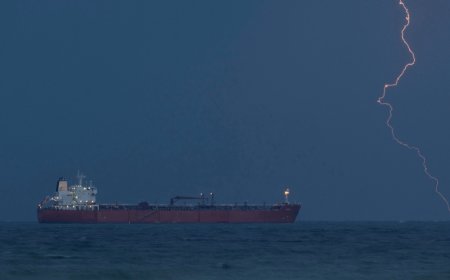 النفط يهوي مع إعلان إيران فتح مضيق هرمز