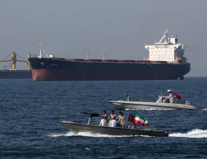 إيران تعيد إغلاق "هرمز" وتتهم أميركا بانتهاك اتفاق