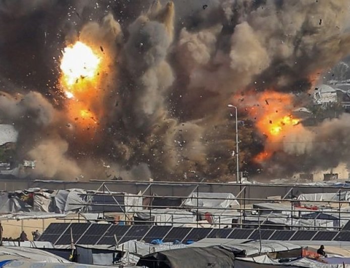 غزة.. انفجارات وقصف وراء الخط الأصفر واليونسيف تعلق عملها شمال القطاع