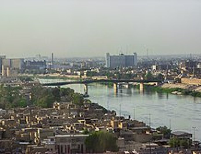 واشنطن تخنق بغداد: إدارة ترامب توقف شحنات الأموال إلى العراق