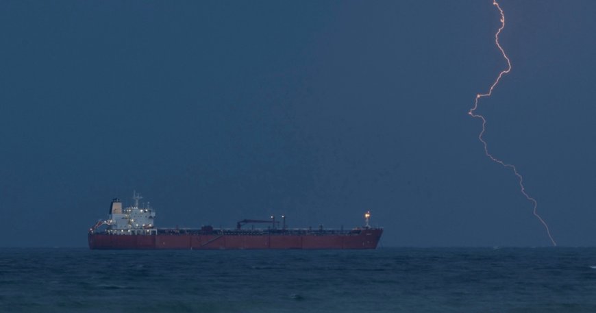 النفط يهوي مع إعلان إيران فتح مضيق هرمز