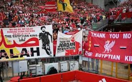 محمد صلاح يودع جماهير ليفربول خلال مباراة برينتفورد