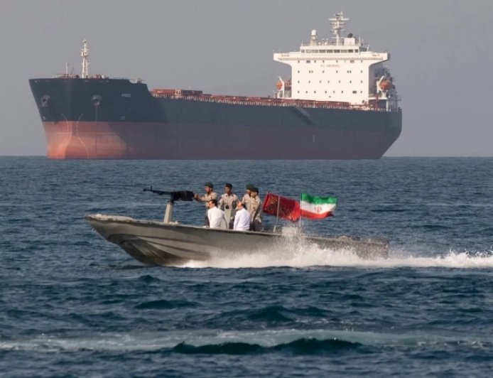 ايران تكشف آلية جديدة لتنظيم عبور السفن في مضيق هرمز