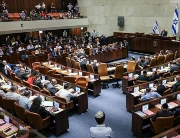 مقربون من نتنياهو يدفعون لحظر "القائمة العربية الموحدة" من الانتخابات