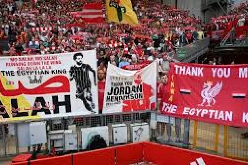 محمد صلاح يودع جماهير ليفربول خلال مباراة برينتفورد