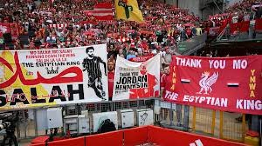 محمد صلاح يودع جماهير ليفربول خلال مباراة برينتفورد
