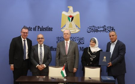 برعاية رئيس الوزراء: توقيع اتفاقيات منح بنحو 10 ملايين دولار لدعم مشاريع البنية التحتية والصحة والترميم