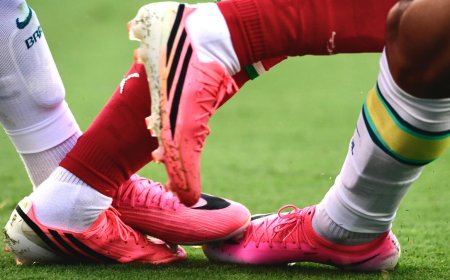 شركات الأحذية الرياضية تتنافس في كأس العالم.. لكنها تتفق على اللون الوردي