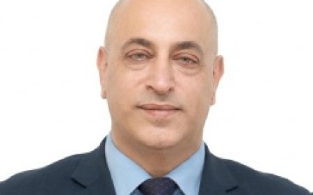بين الواجب الاجتماعي والضغوط الاقتصادية: قراءة في واقع الموظف العام من منظور علم النفس الاجتماعي.