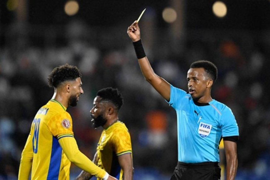أمريكا تمنع دخول حكم صومالي للمشاركة في إدارة مباريات كأس العالم.. والفيفا يعلق