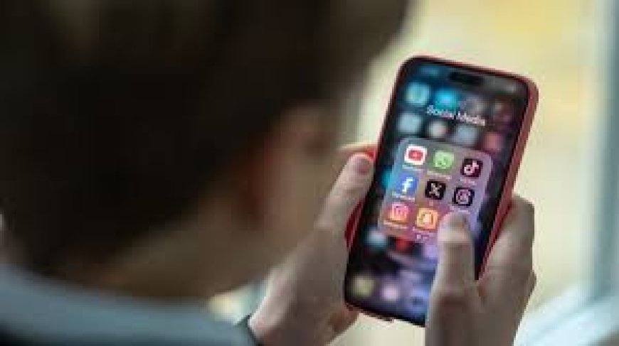 الإمارات تحظر استخدام منصات التواصل الاجتماعي لمن هم دون 15 عاماً