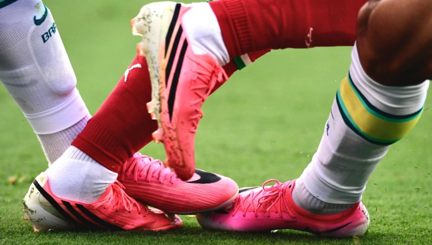 شركات الأحذية الرياضية تتنافس في كأس العالم.. لكنها تتفق على اللون الوردي
