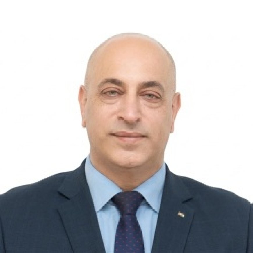 بين الواجب الاجتماعي والضغوط الاقتصادية: قراءة في واقع الموظف العام من منظور علم النفس الاجتماعي.