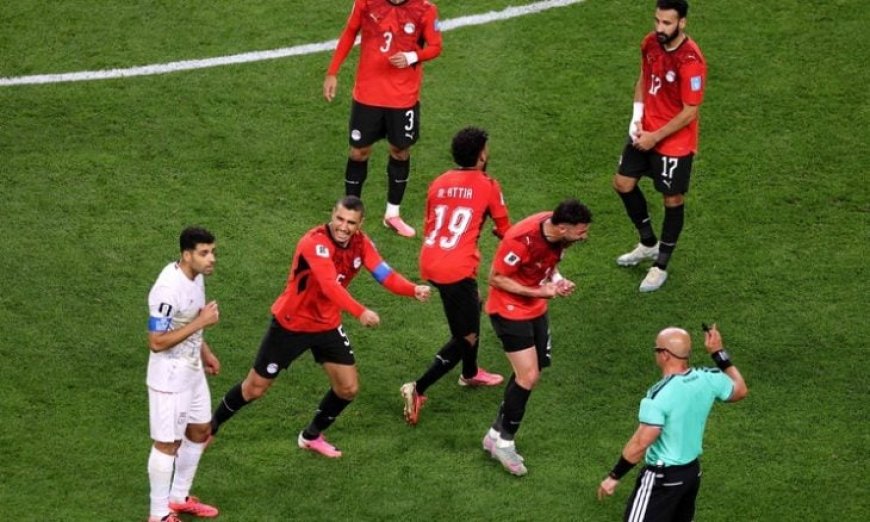 مصر تخطف وصافة المجموعة بتعادل درامي مع إيران