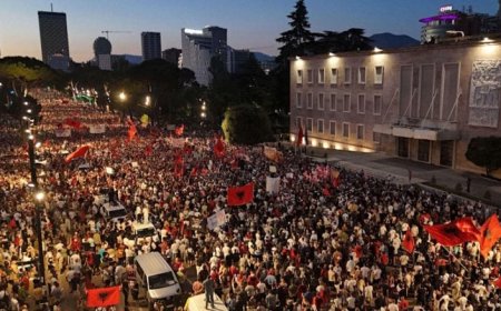 عشرات الآلاف يتظاهرون في ألبانيا ضد إقامة مشروع سياحي مرتبط بعائلة ترامب