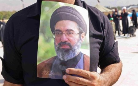 هل يؤشر غياب مجتبى خامنئي عن تشييع والده إلى تَبدُّل في دور المرشد الأعلى؟