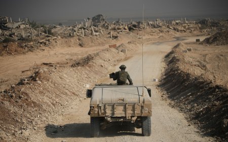 الاحتلال يكمل سيطرته على حي الشجاعية واستمرار القصف المدفعي وراء الخط الأصفر