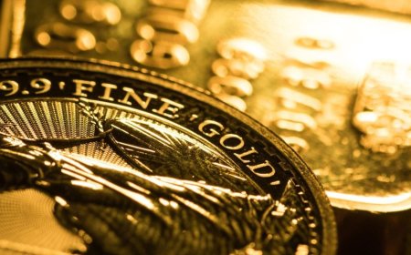 الذهب يحافظ على مكاسبه قرب 4400 دولار مع تراجع رهانات رفع الفائدة