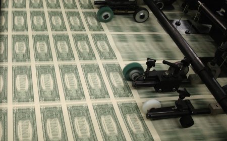 الدولار يتراجع في أسواق العملات