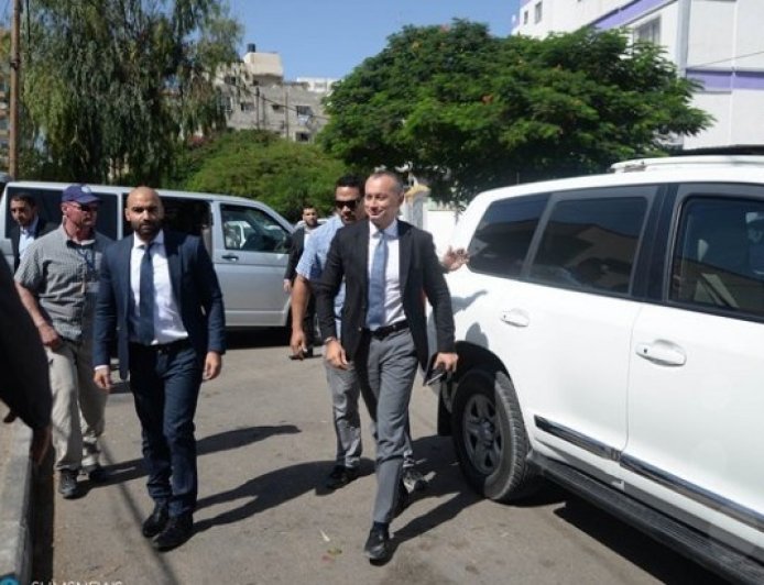 ملادينوف يدعو نتنياهو إلى وقف العمليات العسكرية في غزة وسط جهود لخفض التصعيد