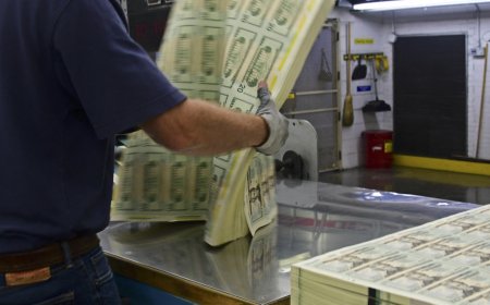 الدولار يعزز مكاسبه قبل قرار الفدرالي.. النفط وعوائد السندات يدعمان العملة الأميركية