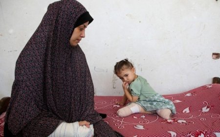 900 كرسي متحرك لأطفال غزة عالق في الأردن.. من يمنع وصولها؟