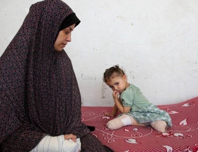 900 كرسي متحرك لأطفال غزة عالق في الأردن.. من يمنع وصولها؟