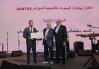 انور الشنطي الرئيس التنفيذي لترست العالمية يسلم جائزة غازي للسيد سليماني تقي الدين