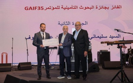 انور الشنطي الرئيس التنفيذي لترست العالمية يسلم جائزة غازي للسيد سليماني تقي الدين