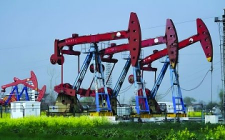 أسعار النفط تتراجع بأكثر من 1% وسط آمال استئناف محادثات السلام